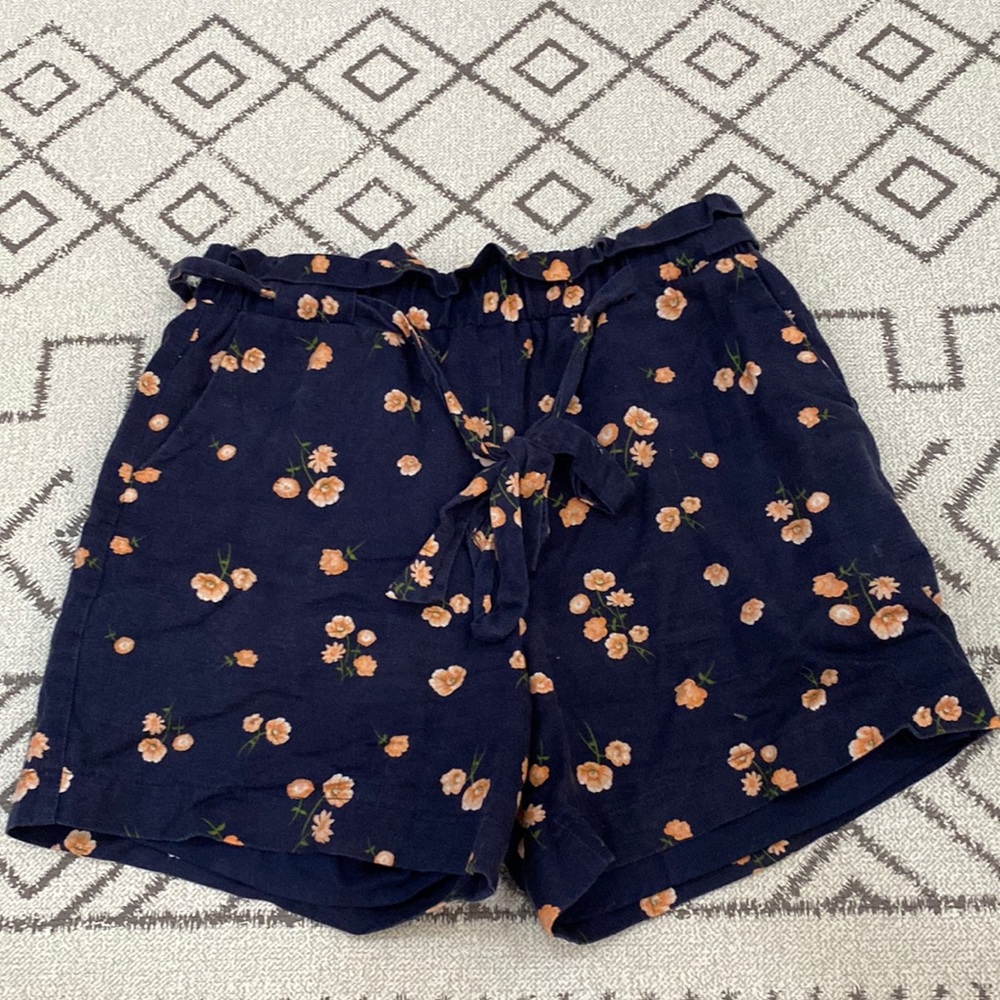 Cute navy floral shorts.